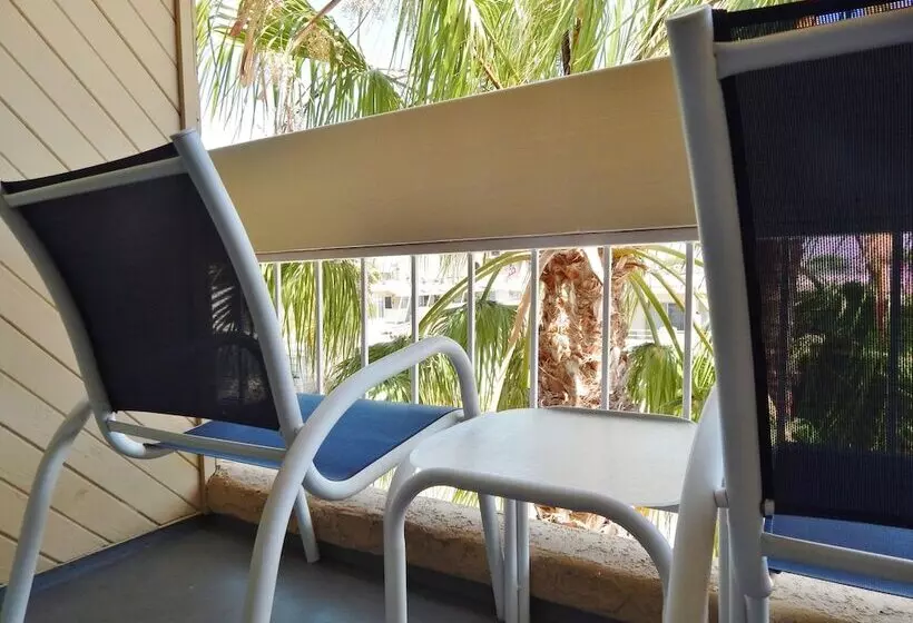سوییت خانوادگی, The Pacific Inn