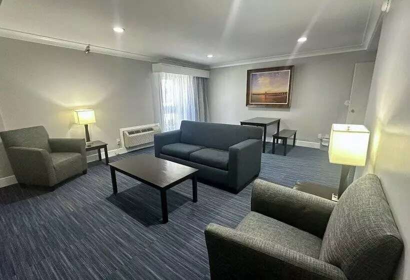 سوییت خانوادگی, The Pacific Inn