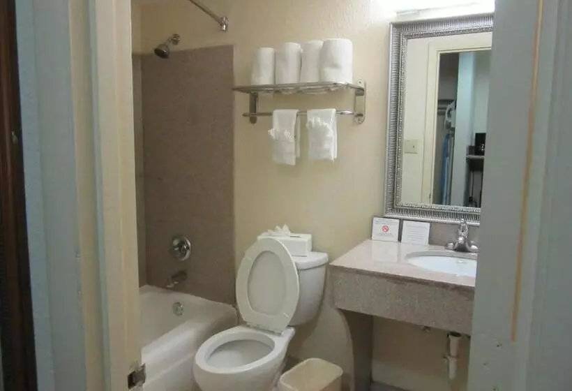 ２ダブルベッドのスタンダードルーム, Quality Inn & Suites  Greensborohigh Point