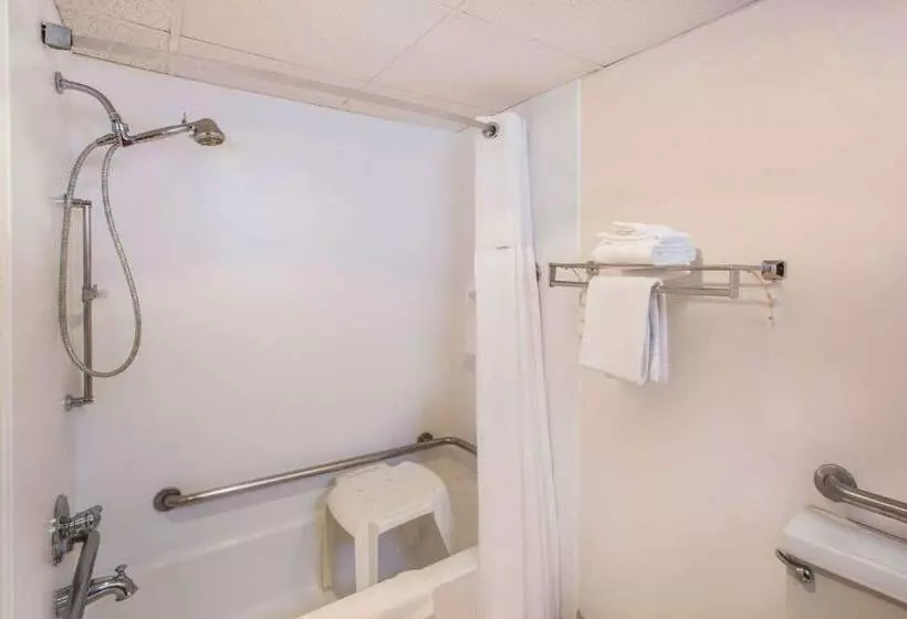 سوییت, Clarion Inn & Suites And Convention Center
