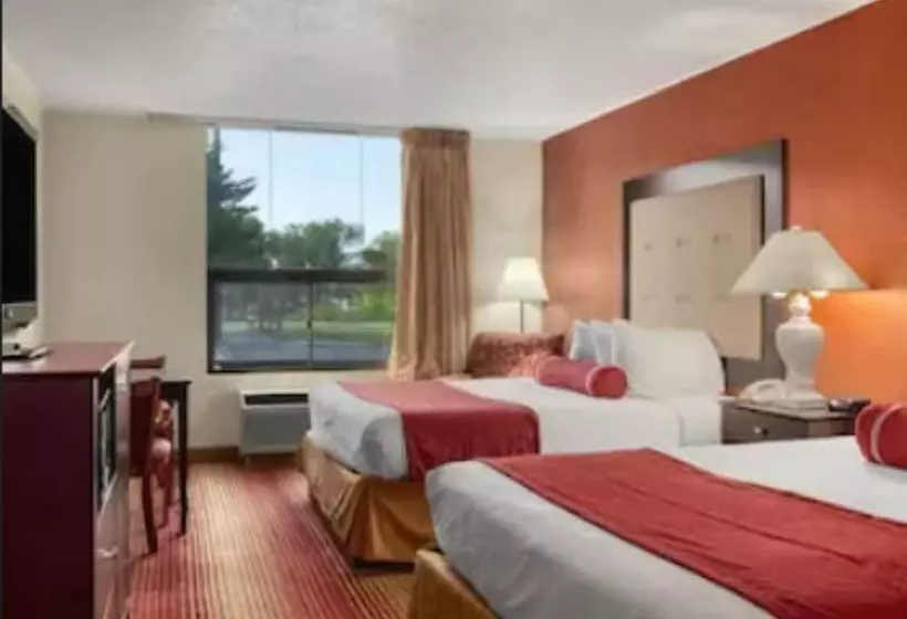 اتاق استاندارد با 2 تخت دوبل, Clarion Inn & Suites And Convention Center