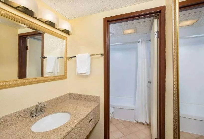 اتاق استاندارد با 2 تخت دوبل, Clarion Inn & Suites And Convention Center