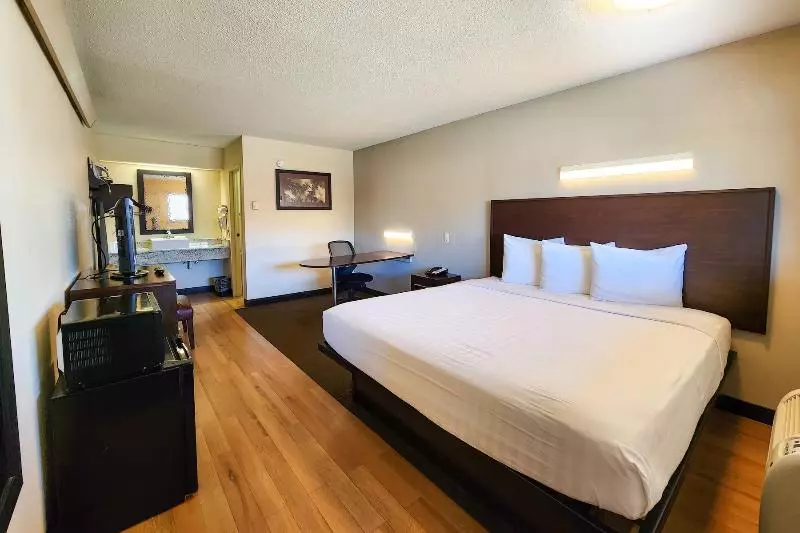 キングサイズベッドのスタンダードルーム, Travelodge By Wyndham Peoria