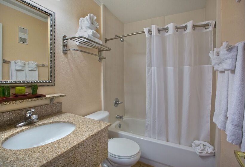 سوئیت با چشم‌انداز, Sailport Waterfront Suites