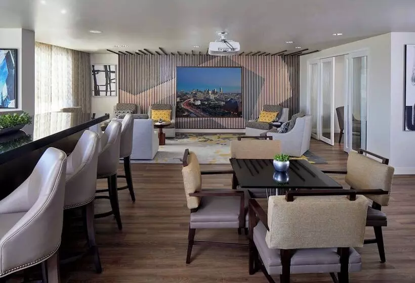 اتاق کلاب, Renaissance Dallas