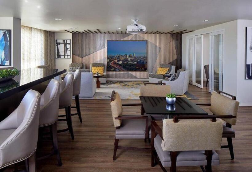 חדר קלאב, Renaissance Dallas