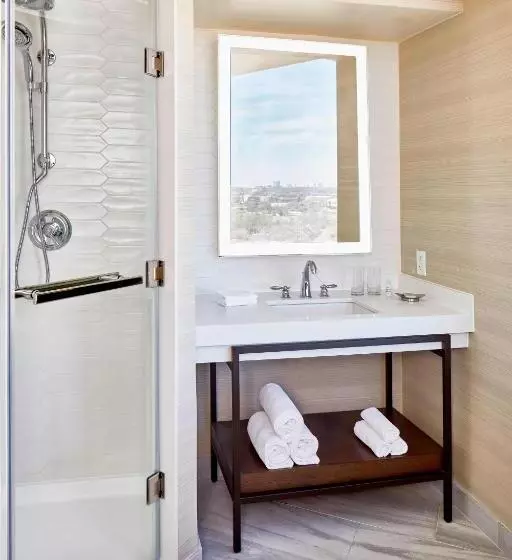 اتاق استاندارد با تخت بزرگ, Renaissance Dallas