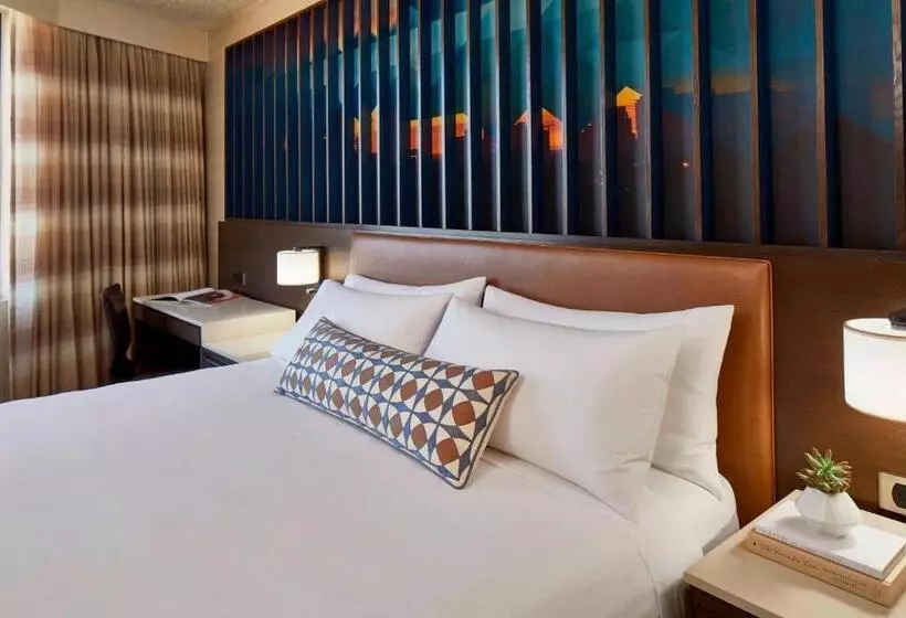 اتاق استاندارد با تخت بزرگ, Renaissance Dallas