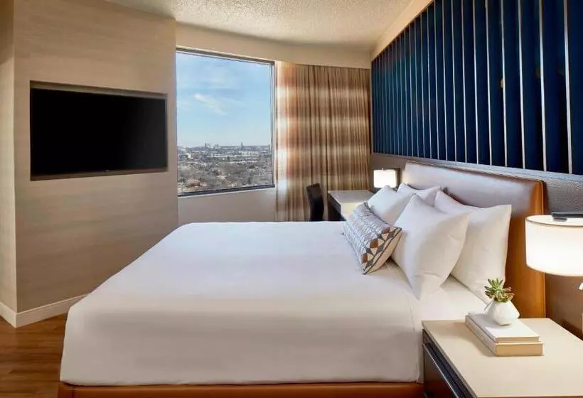 اتاق استاندارد با تخت بزرگ, Renaissance Dallas
