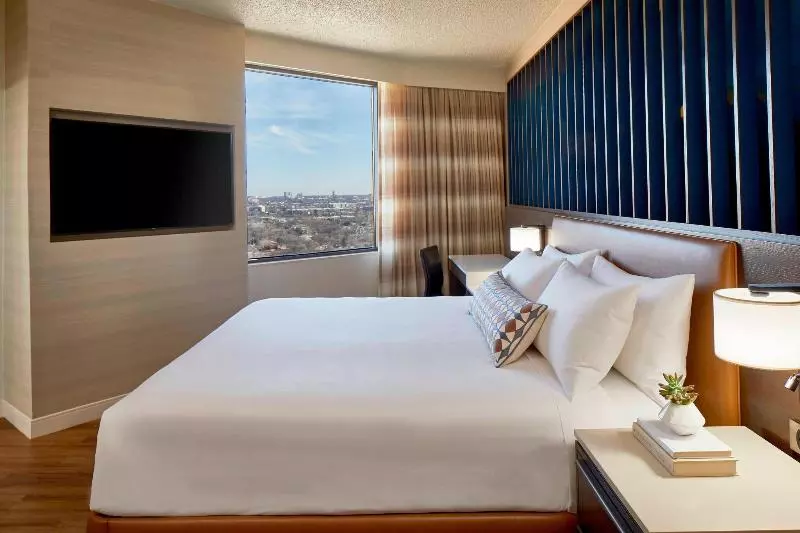 اتاق استاندارد با تخت بزرگ, Renaissance Dallas