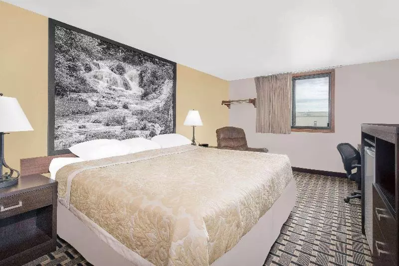 اتاق استاندارد با تخت بزرگ, Super 8 By Wyndham Watertown