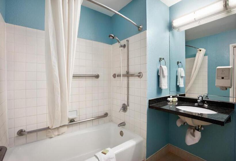 适合残疾人使用的标准间, Super 8 By Wyndham Indio