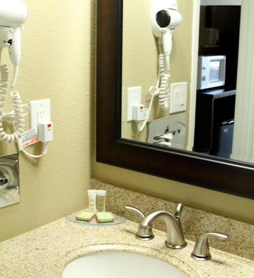 غرفة قياسية سرير كينج لذوى الإحتياجات الخاصة, Super 8 By Wyndham Montrose