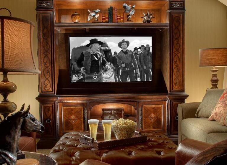 جناح, Rustic Inn Creekside