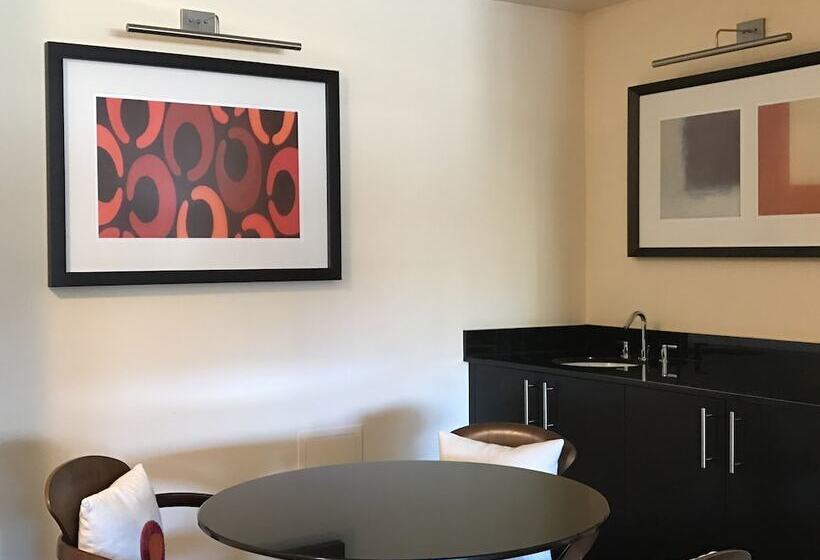 غرفة بريميوم مزودة بشُرفة, Washington Plaza
