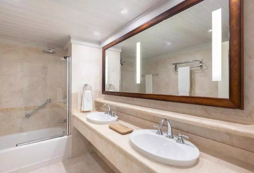 سوییت جونیور با چشمانداز استخر, Colony Club By Elegant Hotels