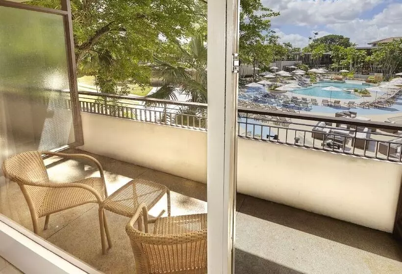 اتاق لوکس با چشم‌انداز استخر, Hilton Trinidad & Conference Centre
