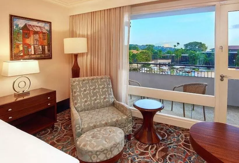 اتاق لوکس با چشم‌انداز استخر, Hilton Trinidad & Conference Centre