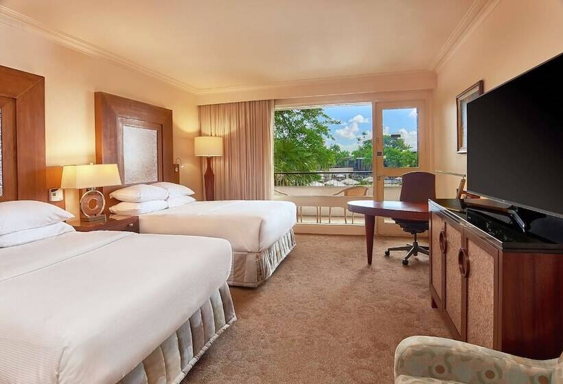 Номер Deluxe Вид на Бассейн, Hilton Trinidad & Conference Centre