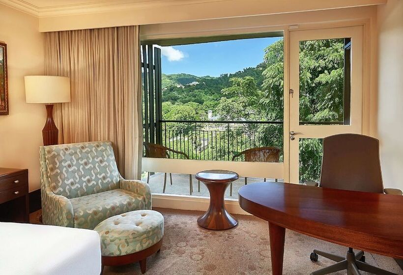 Номер Deluxe, Hilton Trinidad & Conference Centre