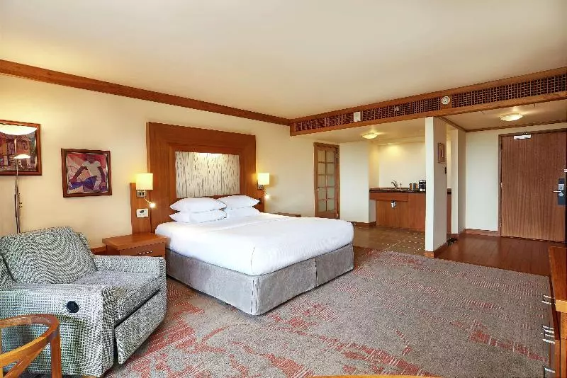 اتاق لوکس با تخت بزرگ, Hilton Trinidad & Conference Centre
