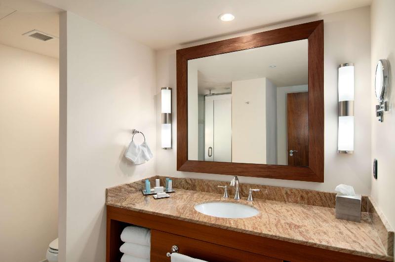 Номер Deluxe Кровать Кинг, Hilton Trinidad & Conference Centre