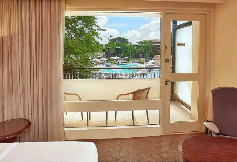 اتاق لوکس با چشم‌انداز استخر, Hilton Trinidad & Conference Centre
