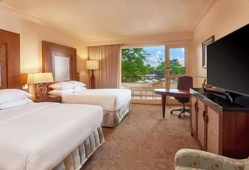 اتاق لوکس با چشم‌انداز استخر, Hilton Trinidad & Conference Centre