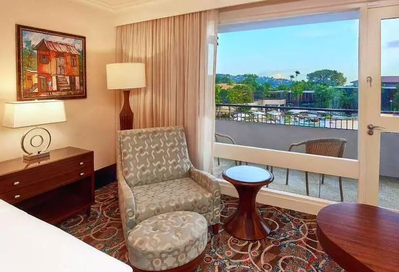 اتاق لوکس با چشم‌انداز استخر, Hilton Trinidad & Conference Centre