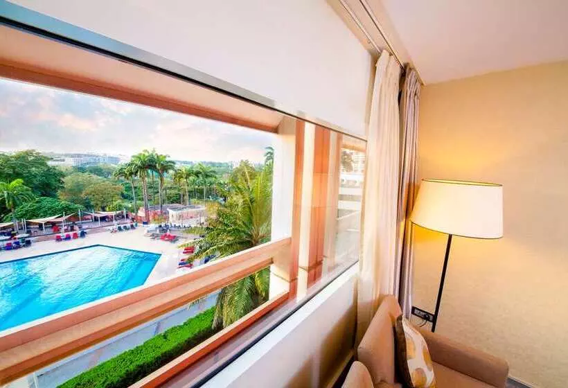 اتاق لوکس با تخت بزرگ, Hilton Trinidad & Conference Centre