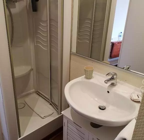 اتاق استاندارد یک تخته با چشم‌انداز شهر, Hôtel Aux Tamaris   Vue Mer