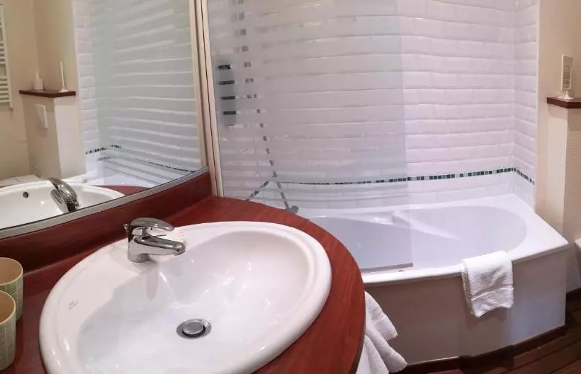 اتاق استاندارد با چشم‌انداز شهر, Hôtel Aux Tamaris   Vue Mer