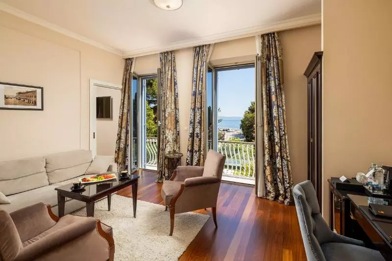 Suite Executivă, Park Split
