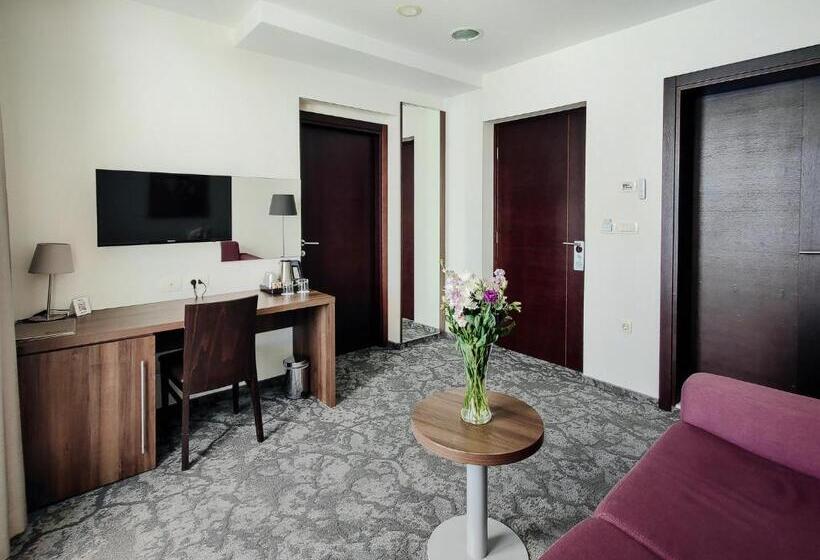 سوییت با چشمانداز دریا, Pine