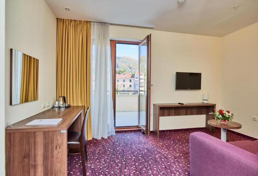 Suite with Terrace, Pine