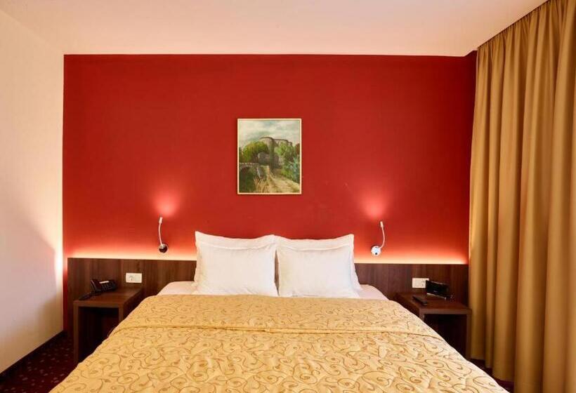 استودیو استاندارد با تراس, Pine