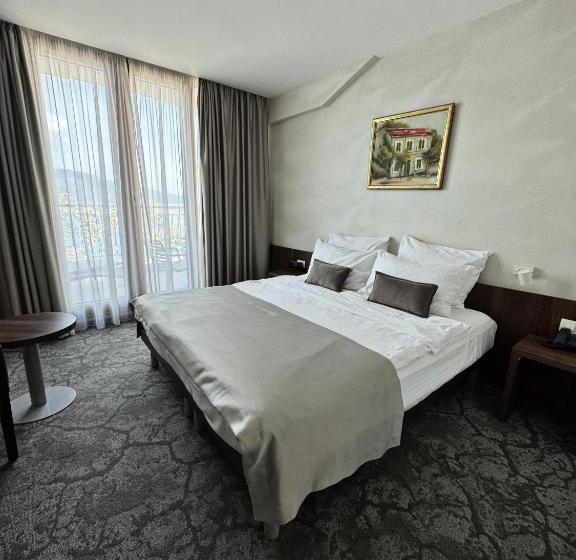 اتاق لوکس با چشمانداز دریا, Pine