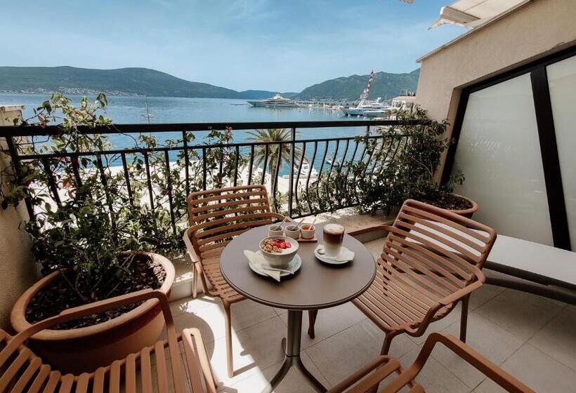 اتاق لوکس با چشمانداز دریا, Pine