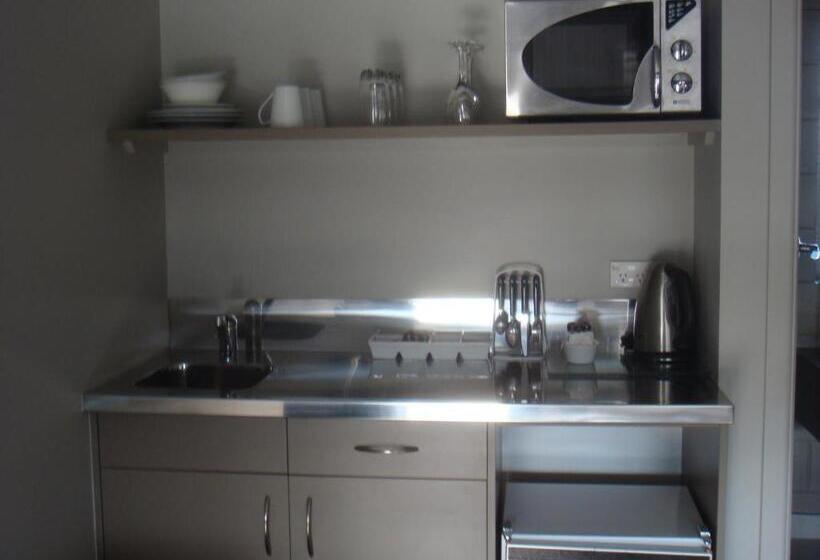 Студия Deluxe, Bristol Motel