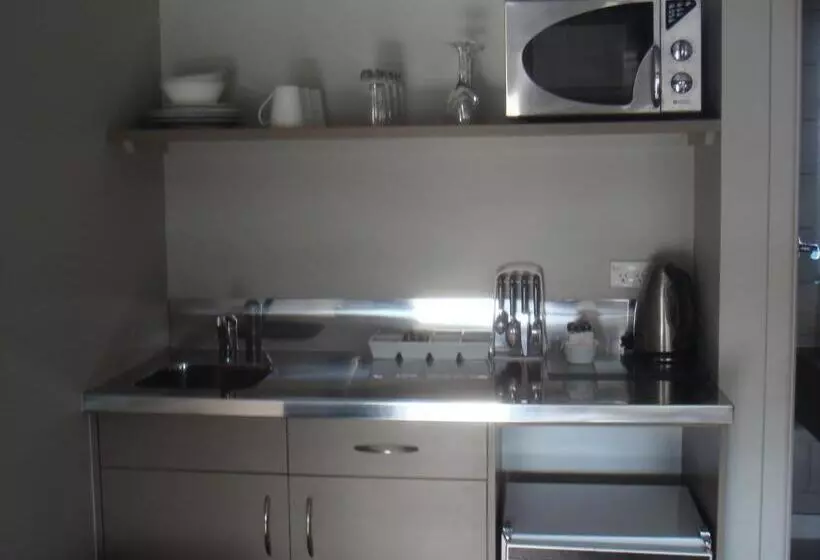 Deluxe-studio, Bristol Motel