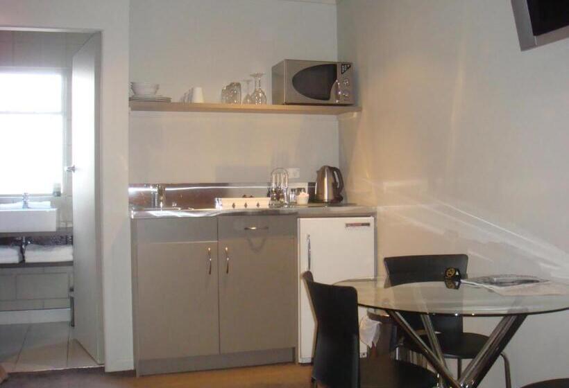 Студия Deluxe, Bristol Motel