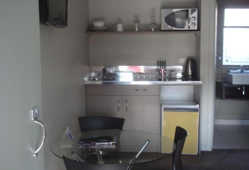 Студия Deluxe, Bristol Motel