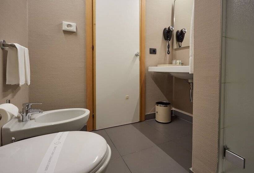 Quarto Estandar Individual, Dc Hotel International