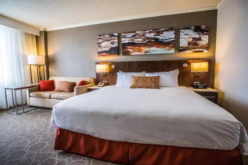 キングサイズベッドのスタンダードルーム, Delta Hotels By Marriott Saguenay Conference Centre