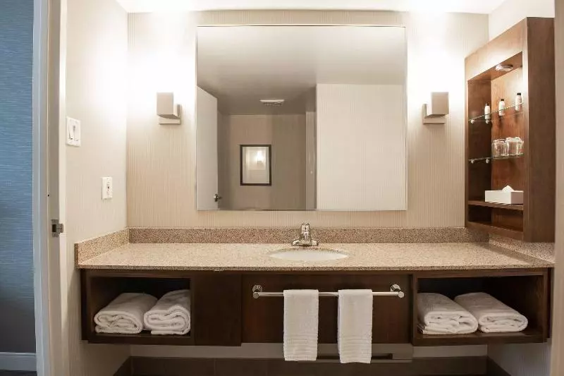 キングサイズベッドのスタンダードルーム, Delta Hotels By Marriott Saguenay Conference Centre