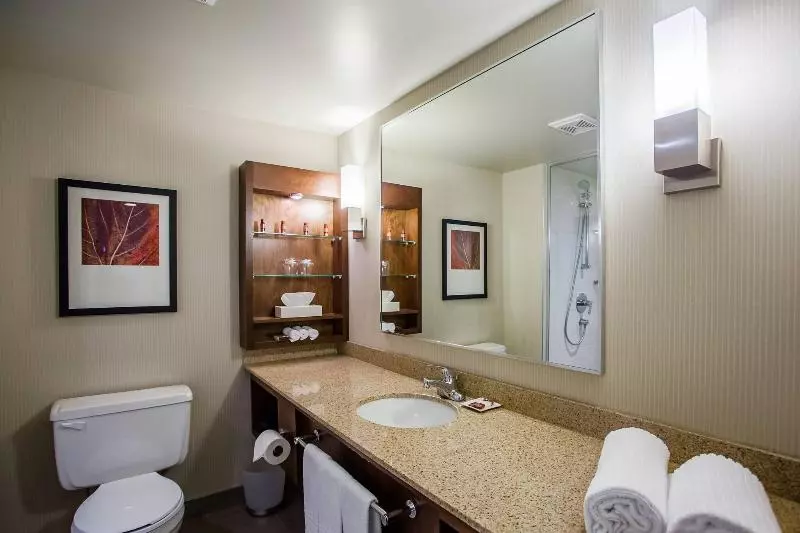 キングサイズベッドのスタンダードルーム, Delta Hotels By Marriott Saguenay Conference Centre