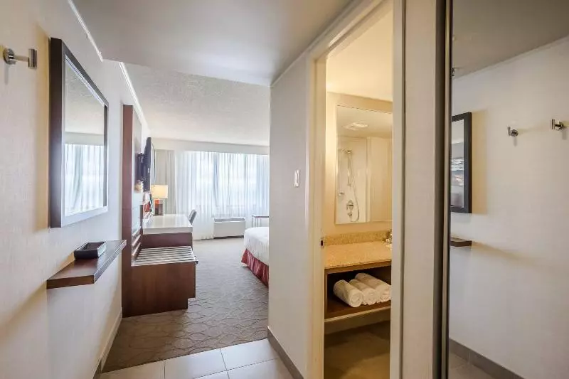 キングサイズベッドのスタンダードルーム, Delta Hotels By Marriott Saguenay Conference Centre