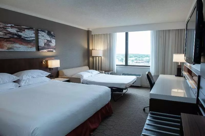 キングサイズベッドのスタンダードルーム, Delta Hotels By Marriott Saguenay Conference Centre