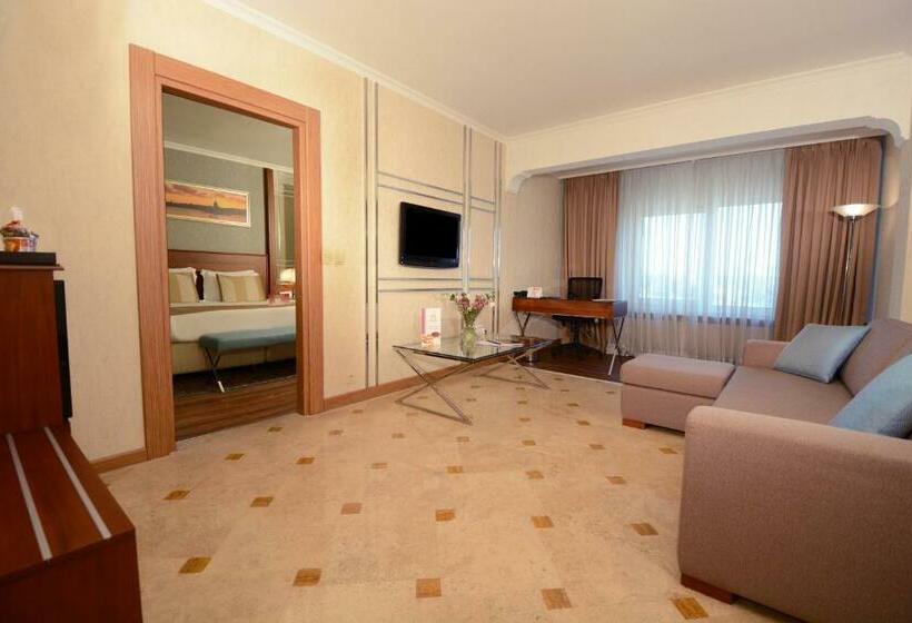 سوییت جونیور, Akgun Istanbul