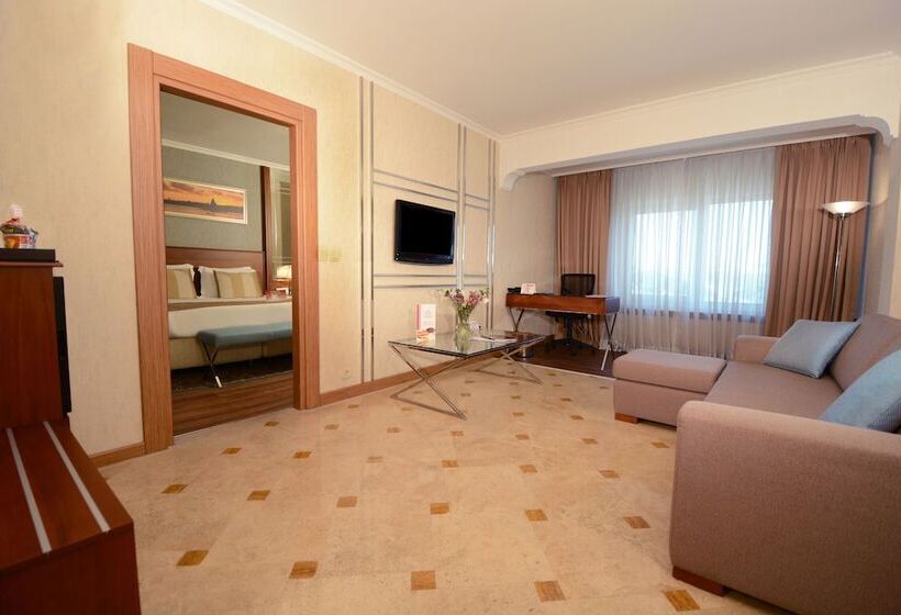 سوییت جونیور, Akgun Istanbul